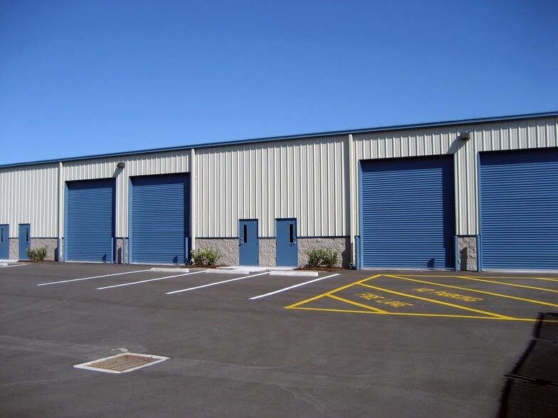 More Photos Of 1750-1764 Business Center Ln, Kissimmee Distribution For Lease