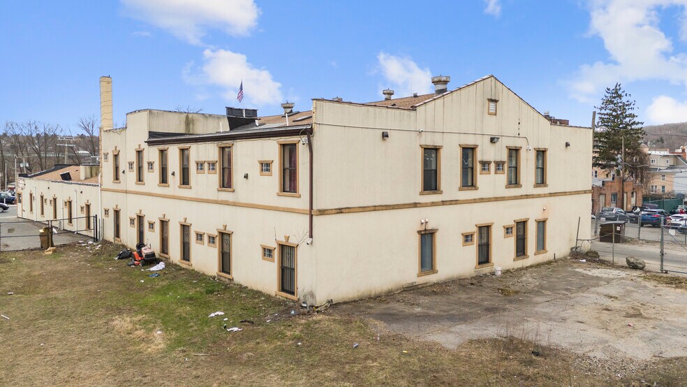 More Photos Of 428 W Main St, Waterbury Storefront For Sale