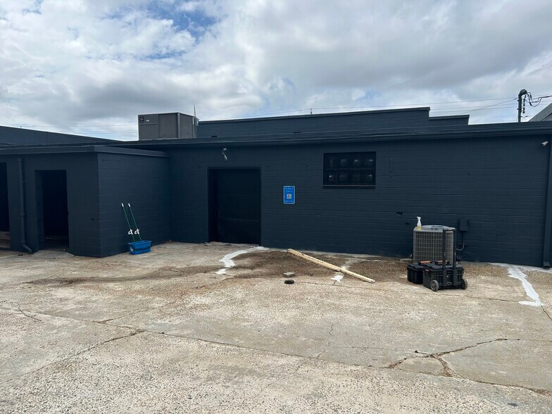 More Photos Of 904 Maple St, Carrollton Freestanding For Lease