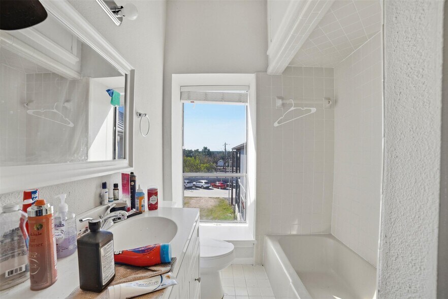 More Photos Of 923 Tx-332-loop, Liberty Hill Storefront Retail Residential For Sale