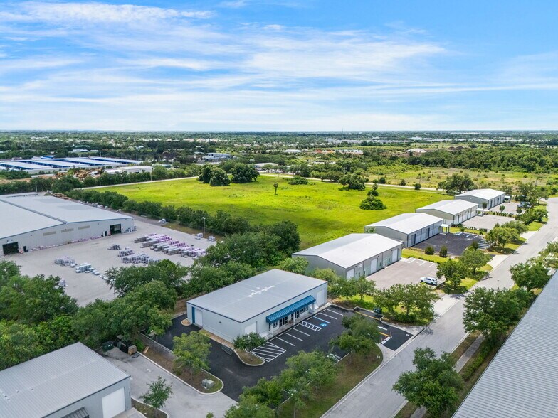 More Photos Of 6834 28th Street Cir E, Sarasota Warehouse For Lease