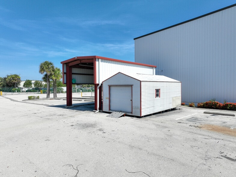 More Photos Of 3843 Ironbridge Blvd, Fort Myers Distribution For Lease