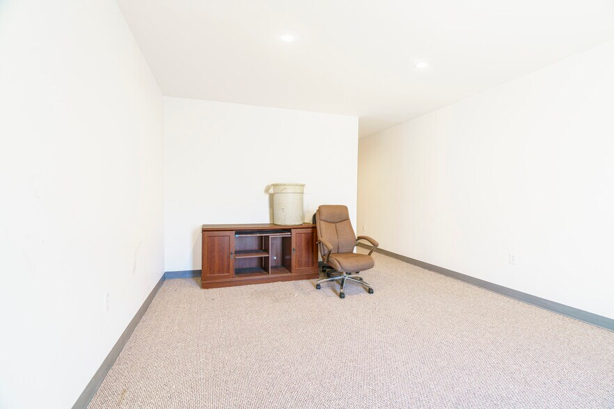 More Photos Of 306 N Choctaw Ave, El Reno Manufacturing For Sale