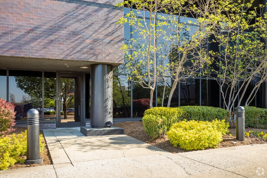 More Photos Of 9100 Shelbyville Rd, Louisville Office For Lease