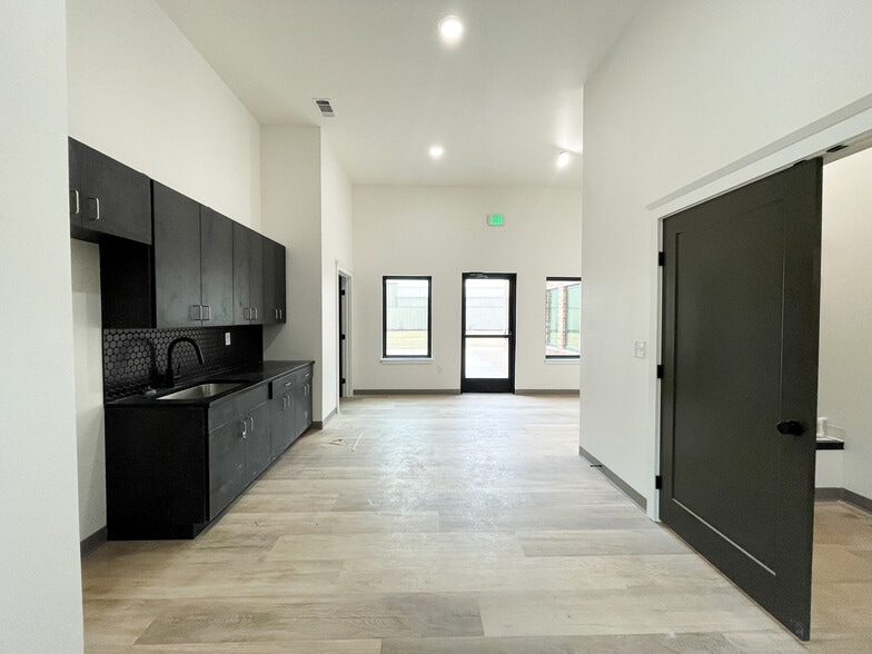 More Photos Of 6905 Alcove Ave, Lubbock Office For Lease
