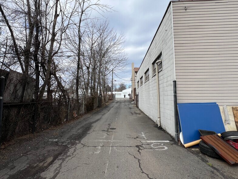 More Photos Of 1590 5th St, Ewing Office For Lease