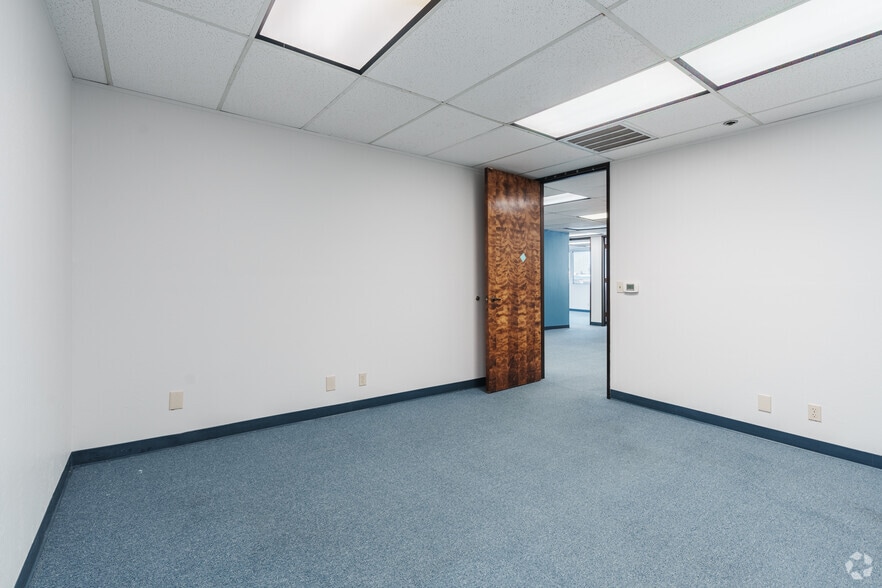 More Photos Of 200 New Stine Rd, Bakersfield Office For Lease