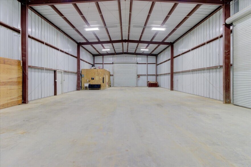 More Photos Of 21232 Ih 10, Vidor Warehouse For Lease