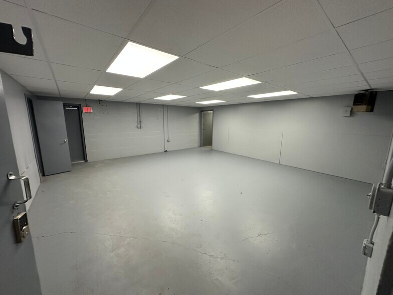 More Photos Of 8271 Brock Bridge Rd, Laurel Warehouse For Lease