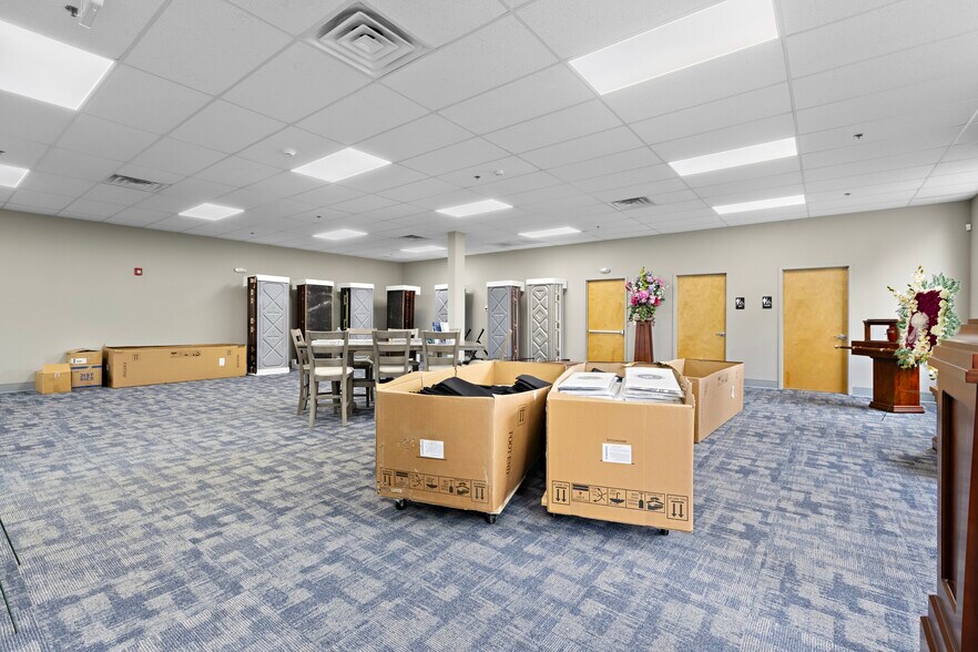 More Photos Of 178 Commerce Rd, Carlstadt Warehouse For Lease