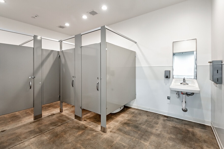 More Photos Of 10150-10200 Jefferson Blvd, Culver City Warehouse For Lease