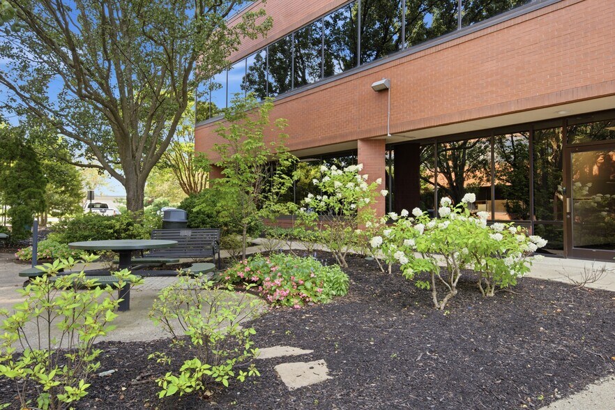 More Photos Of 377 Riverside Dr, Franklin Office For Lease