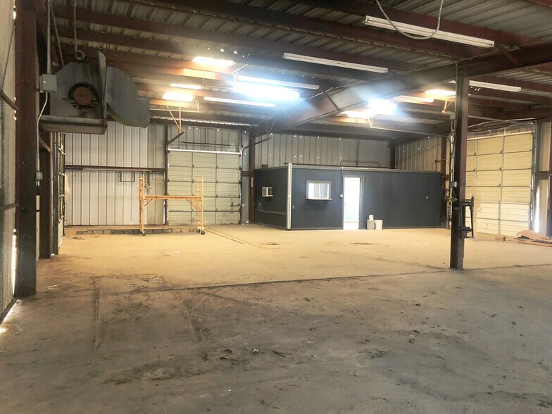 More Photos Of 504 N 2nd St, Carrizo Springs Warehouse For Sale