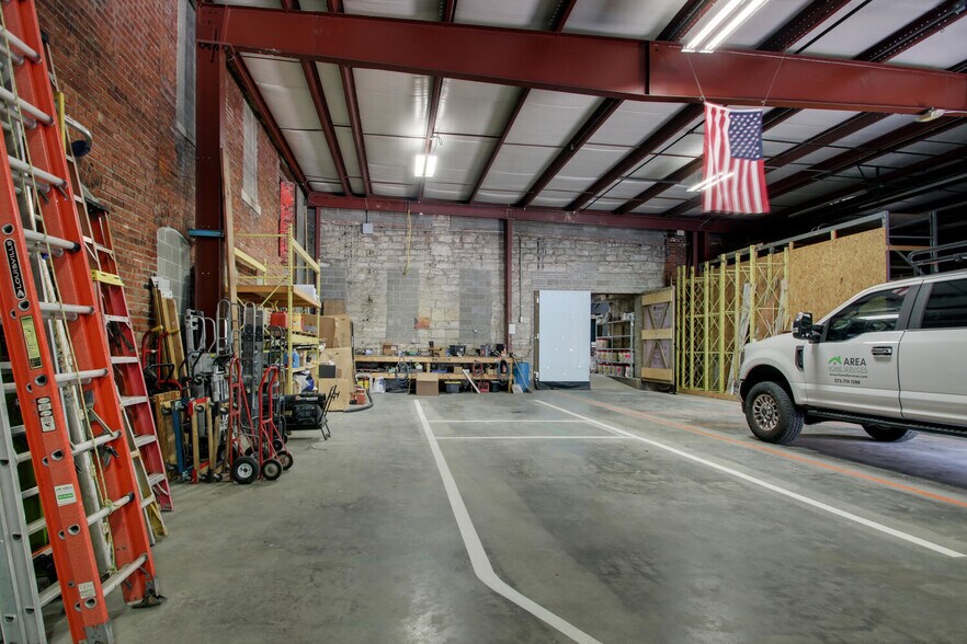 More Photos Of 301 S 7th St, Quincy Light Distribution For Sale