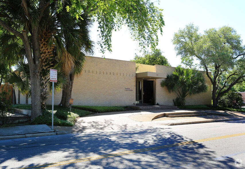More Photos Of 420 Baltimore Ave, San Antonio Office For Sale