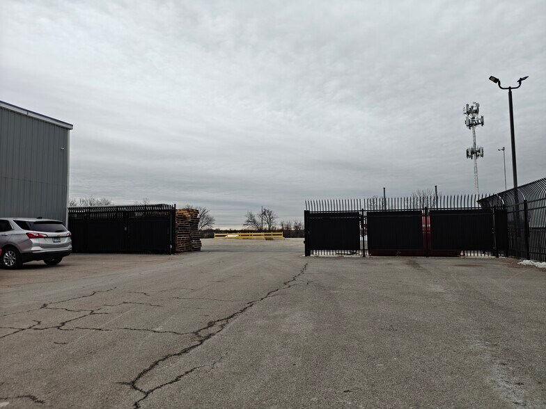 More Photos Of 1300 W Roosevelt Rd, Northwoods Land For Lease