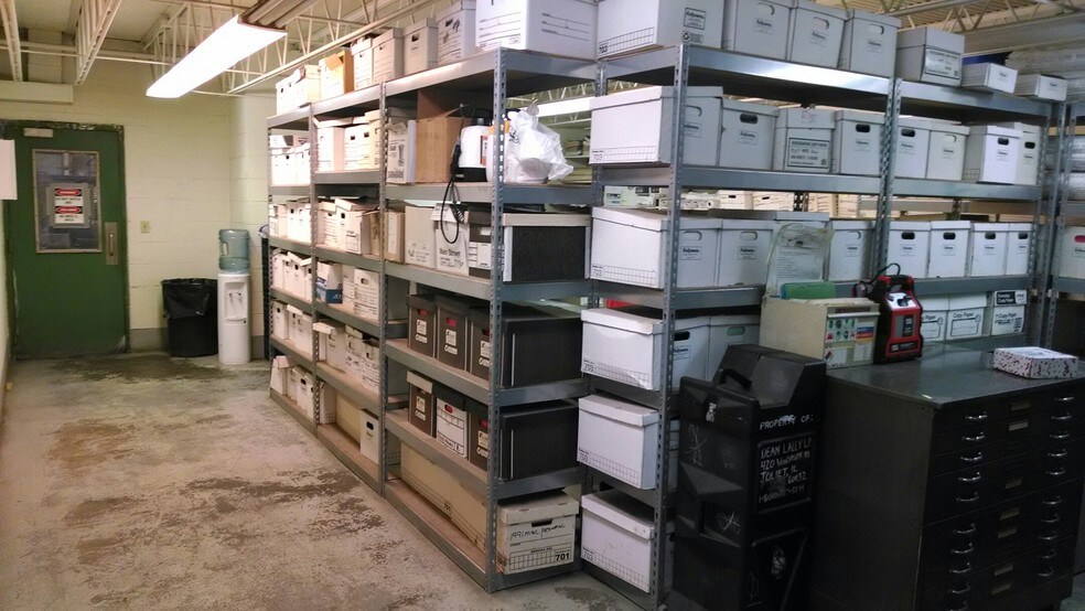 More Photos Of 420 Woodruff Rd, Joliet Warehouse For Lease