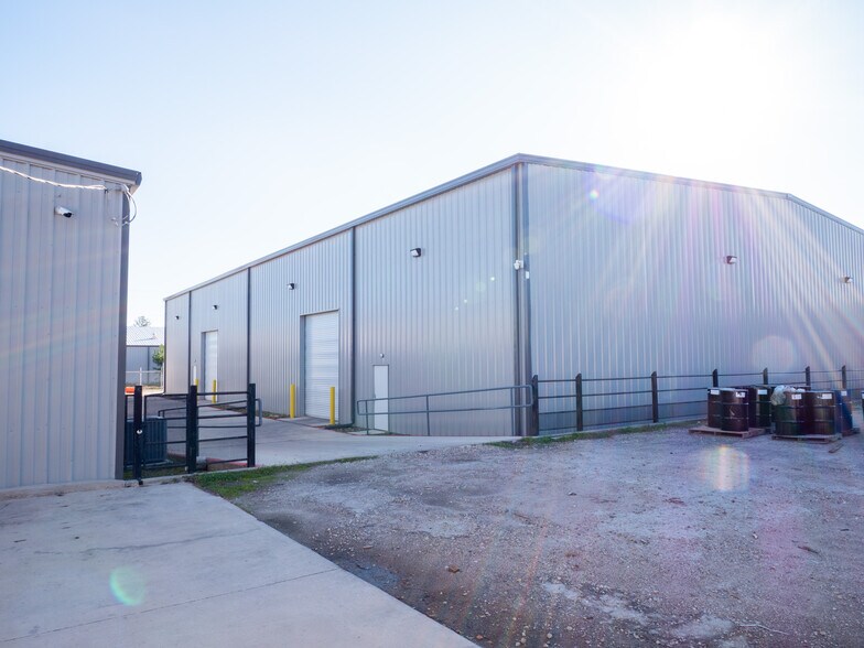 More Photos Of 2614 Industrial Ln, Conroe Warehouse For Sale