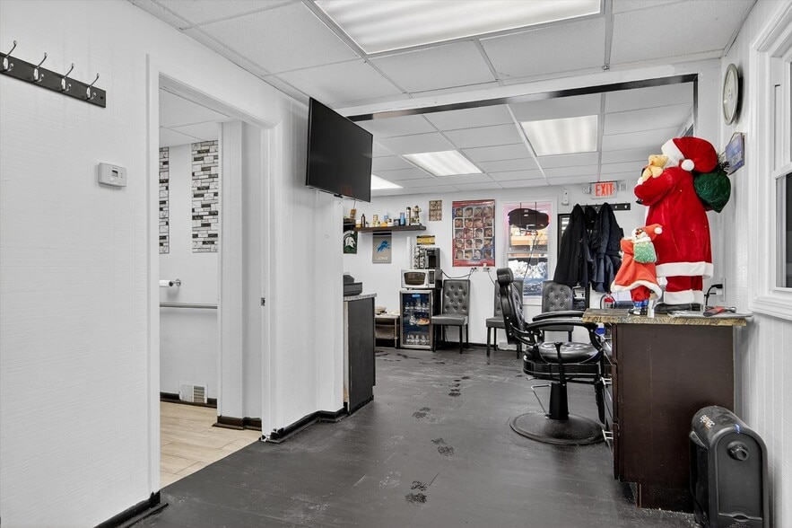 More Photos Of 7045 Cooley Lake Rd, West Bloomfield Freestanding For Sale