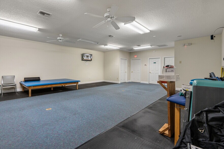 More Photos Of 1377 Deltona Blvd, Spring Hill Office For Lease