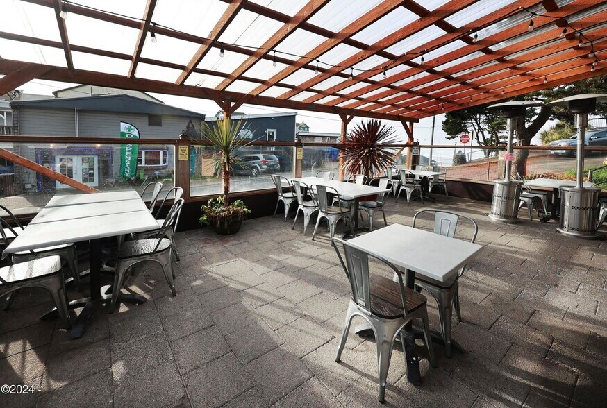 More Photos Of 515 NW Coast St, Newport Restaurant For Lease