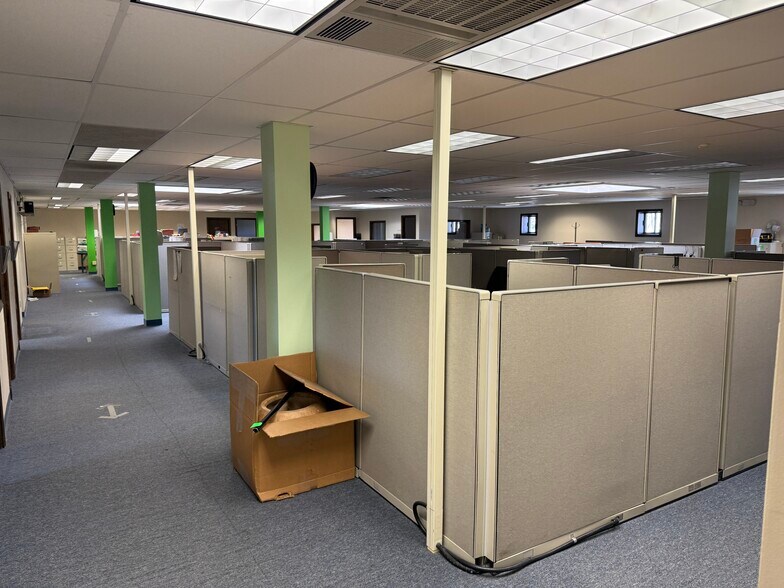 More Photos Of 123 Whiting St, Plainville Warehouse For Lease