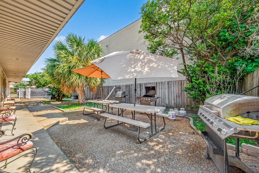 More Photos Of 6375 Richmond Ave, Houston Auto Dealership For Lease