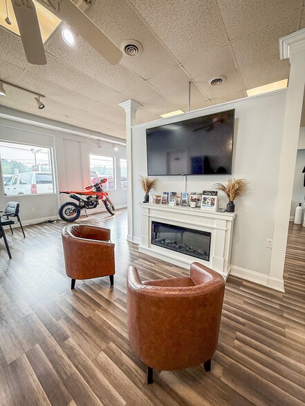 More Photos Of 195 New Castle Rd, Butler Storefront Retail Office For Sale