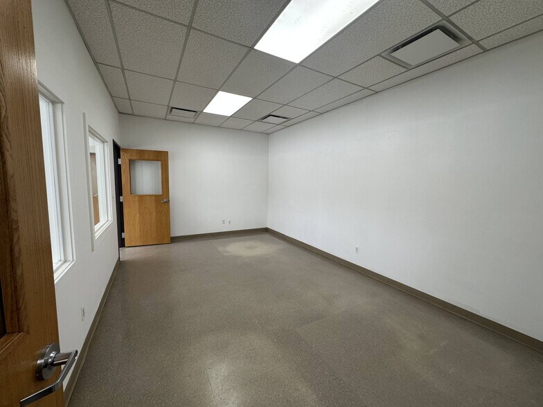 More Photos Of 12801 Silver Lake Rd, Brighton Manufacturing For Sale