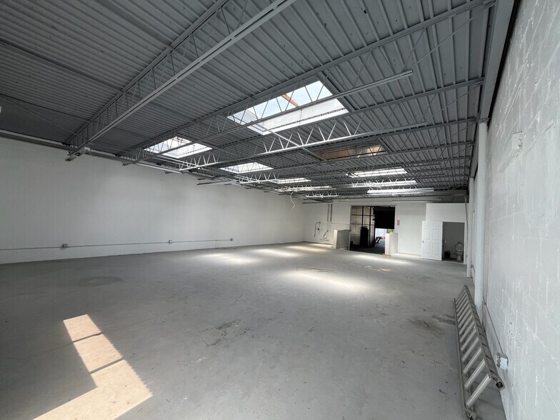 More Photos Of 4504 E Hillsborough Ave, Tampa Showroom For Lease