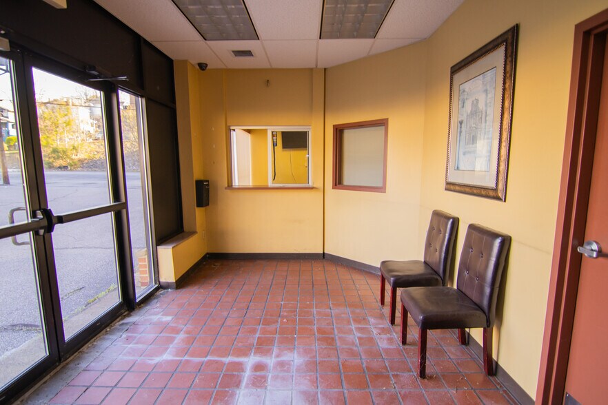 More Photos Of 1439 Sunset Blvd, Steubenville Flex For Sale