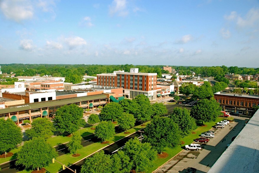 More Photos Of 104 Maxwell Ave, Greenwood Office For Lease