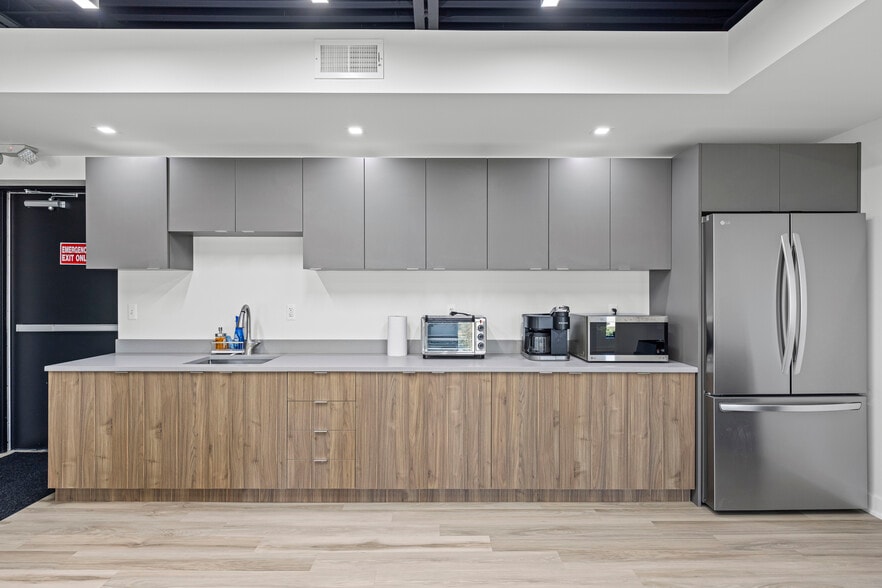 More Photos Of 23936 Industrial Park Dr, Farmington Hills Warehouse For Sale