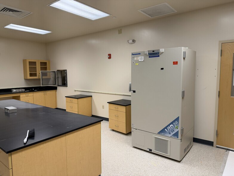 More Photos Of 14 Washington Ave, Scarborough Flex For Sale