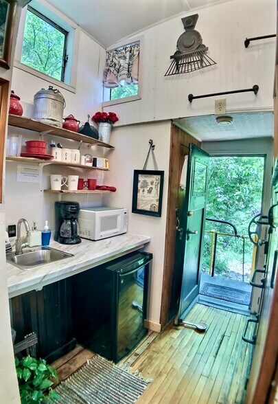 More Photos Of County Road 222, Eureka Springs Hotel For Sale