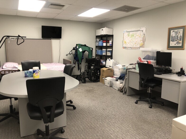 More Photos Of 1860 Charter Ln, Lancaster Office For Lease