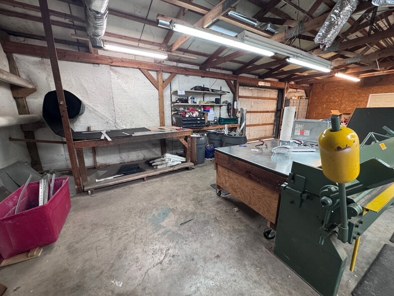 More Photos Of 1001 N 2nd St, Stilwell Light Distribution For Sale