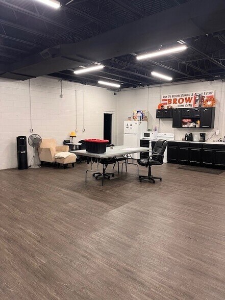 More Photos Of 7815 Harvard Ave, Cleveland Service For Sale