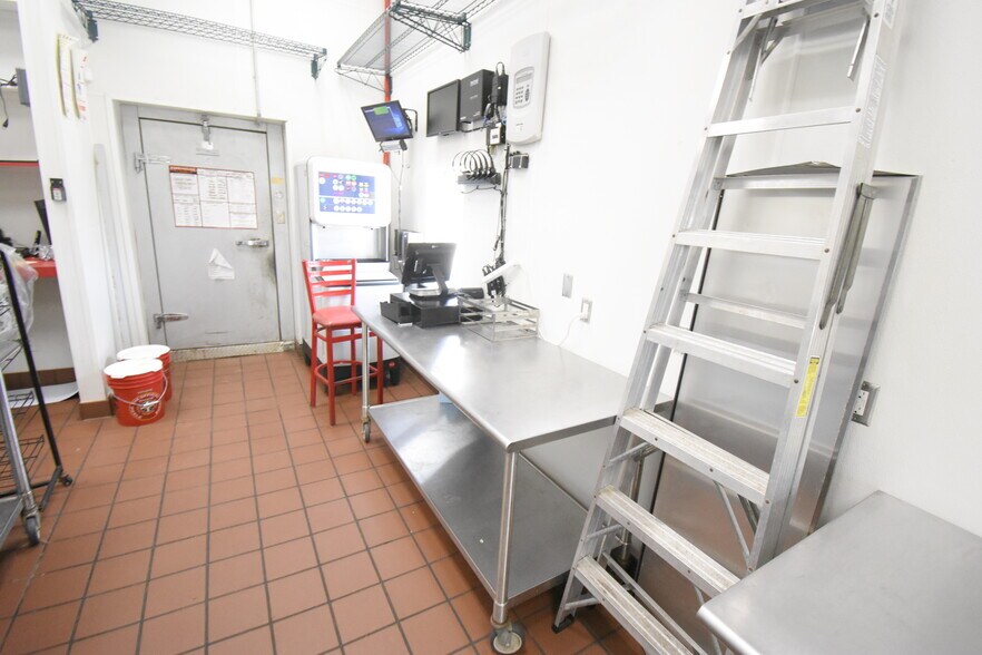 More Photos Of 253 N Bypass 35, Alvin Storefront For Lease
