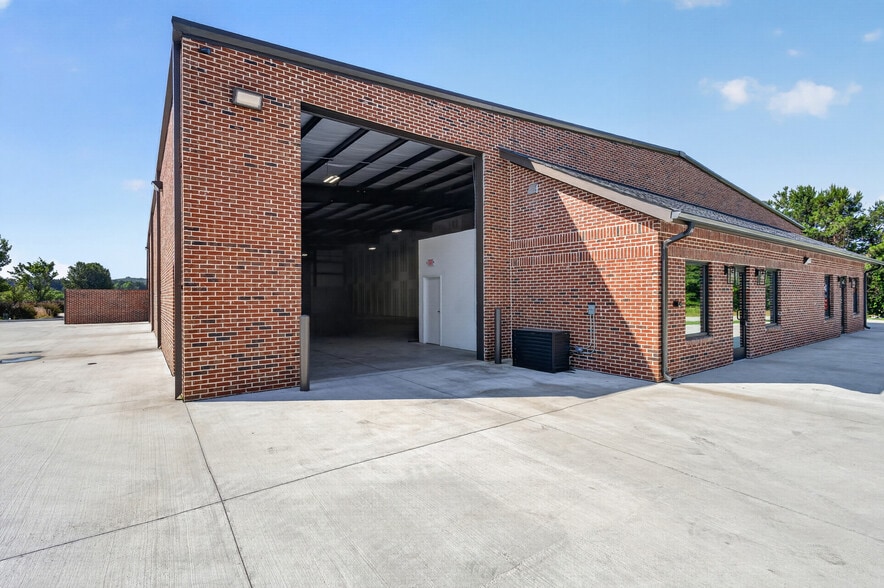 More Photos Of 3606 Explorer Trl, Oakwood Warehouse For Lease