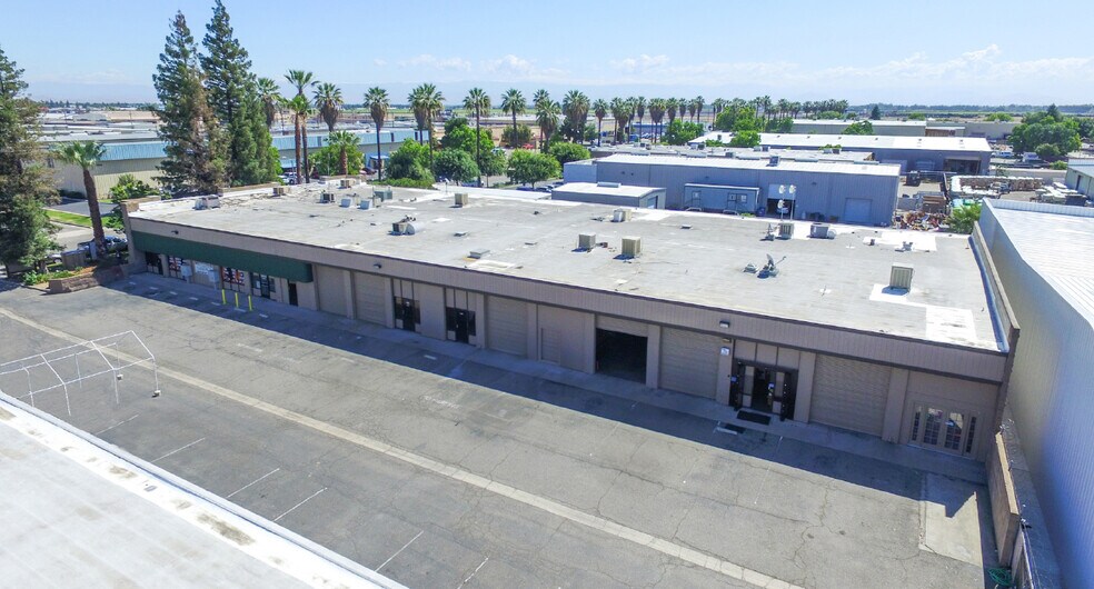 More Photos Of 5494 E Lamona Ave, Fresno Warehouse For Lease