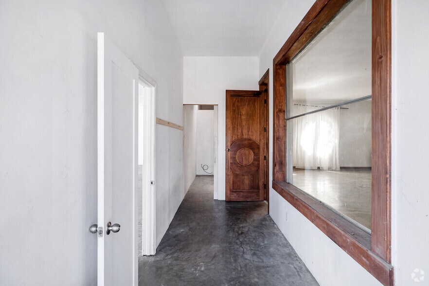 More Photos Of 2121 Lincoln Blvd, Venice Freestanding For Lease