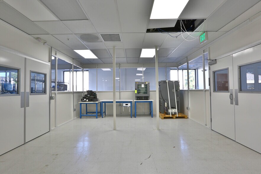More Photos Of 118-122 Charcot Ave, San Jose Flex For Lease