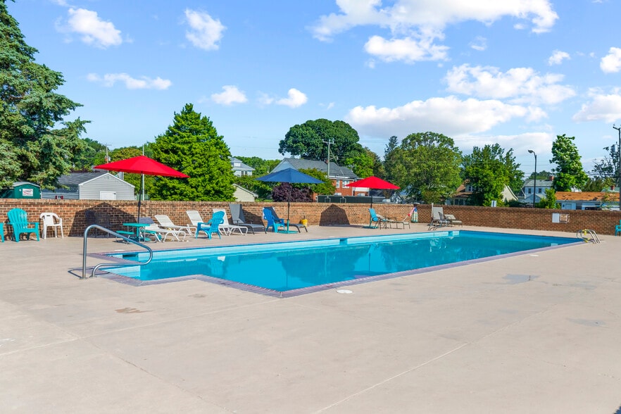 More Photos Of 30 Colonial Ave, Colonial Beach Hotel For Sale