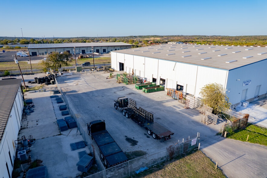More Photos Of 8175 Bracken Creek Dr, San Antonio Distribution For Lease