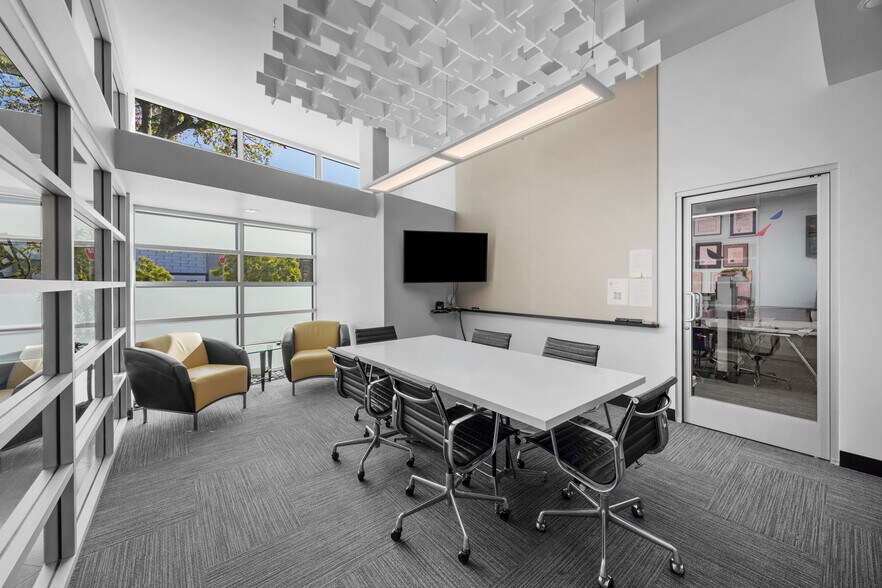 More Photos Of 10215 Santa Monica Blvd, Los Angeles Office For Sale