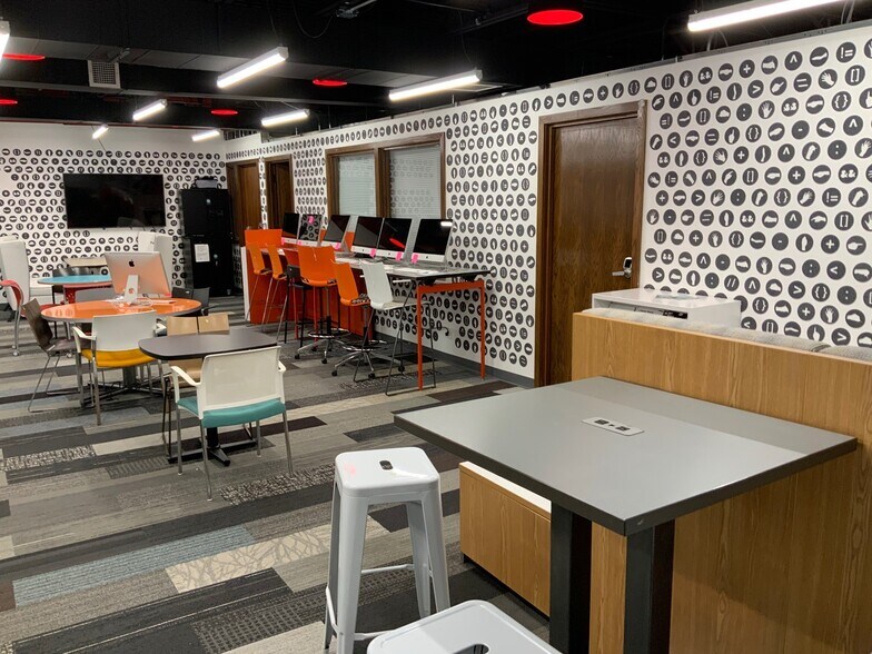 More Photos Of 5400 S Pulaski Rd, Chicago Office For Lease