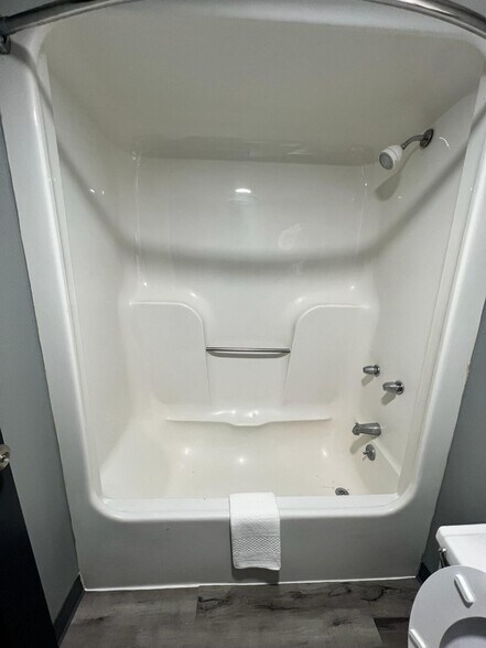 More Photos Of 110 Independence Ave, Kennett Hotel For Sale