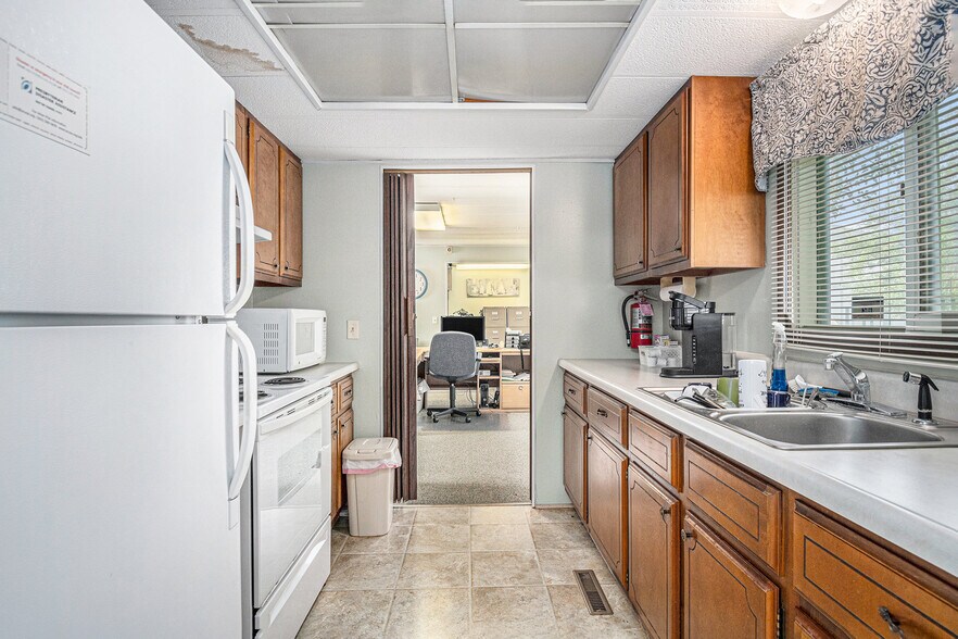 More Photos Of 302 S 74th St, Omaha Office For Sale