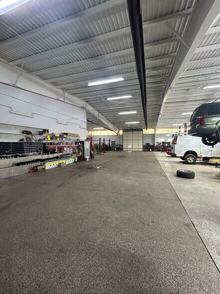 More Photos Of 5200 Cleveland St, Merrillville Truck Terminal For Lease